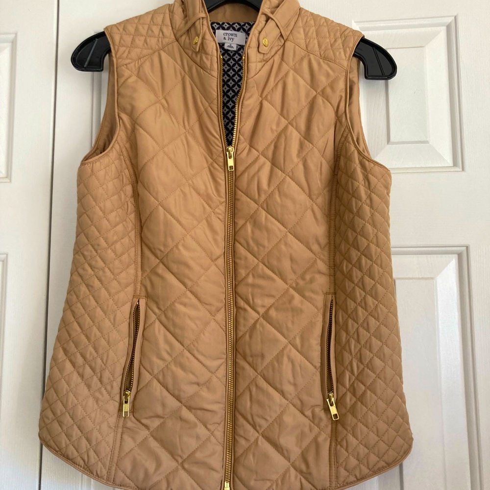 Crown and ivy lightweight vest